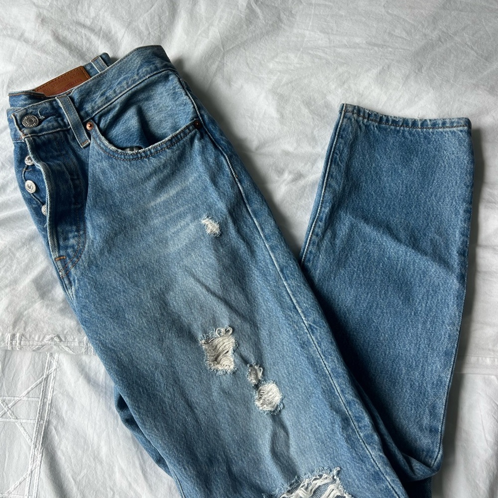 Levi’s 501 jeans in a size 26. Baggy jeans with distressed rips medium waisted